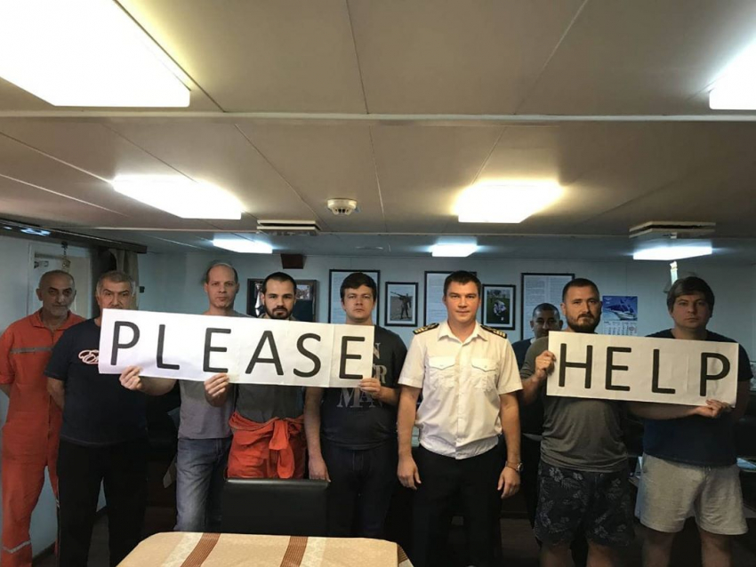 Ростовские моряки просят помощи на брошенном в порту Стамбула танкере