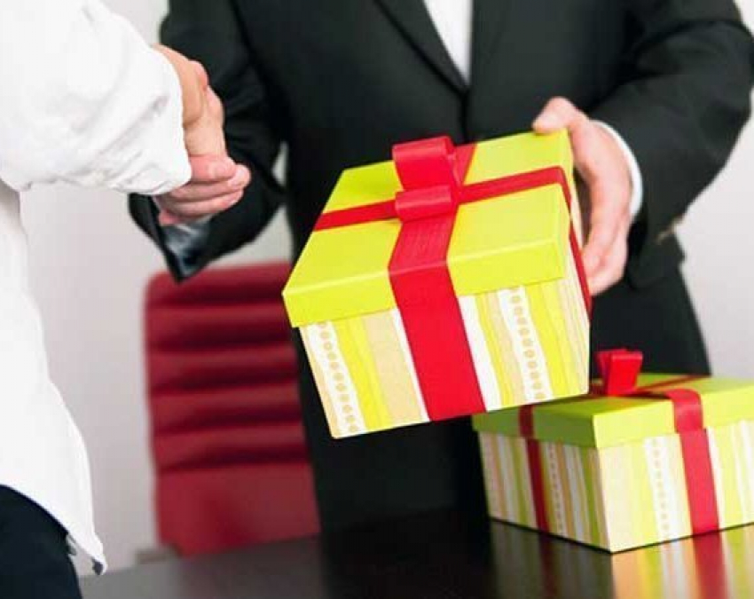 Российские чиновники будут сдавать полученные подарки на оценку стоимости