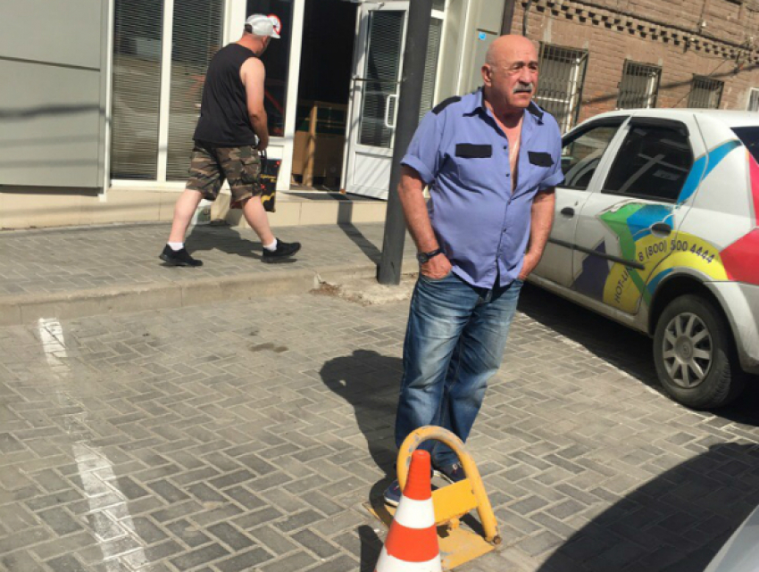 Возмущенному водителю Ростова запретил парковаться охранник по указанию «начальства»  