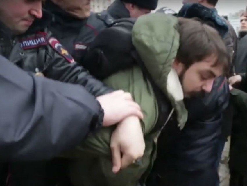 Митинг с оскорблениями в адрес президента России закончился для пятерых активистов «тесным контактом» с полицией Ростова