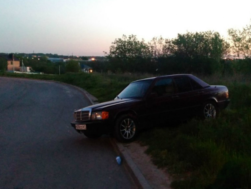 Загадочный «ночной гонщик» врезался в припаркованный у обочины автомобиль в Ростове