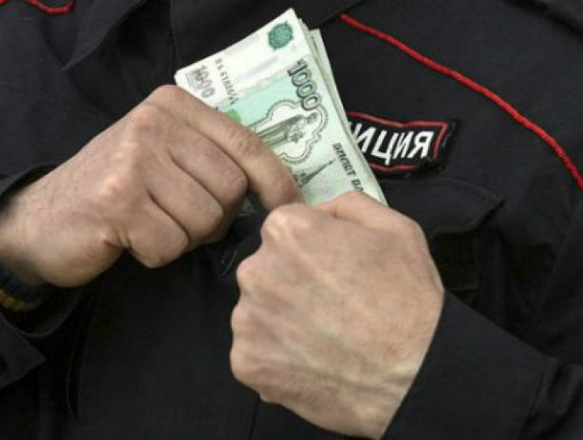 Водитель пойдет под суд за попытку подкупить полицейского в Ростовской области