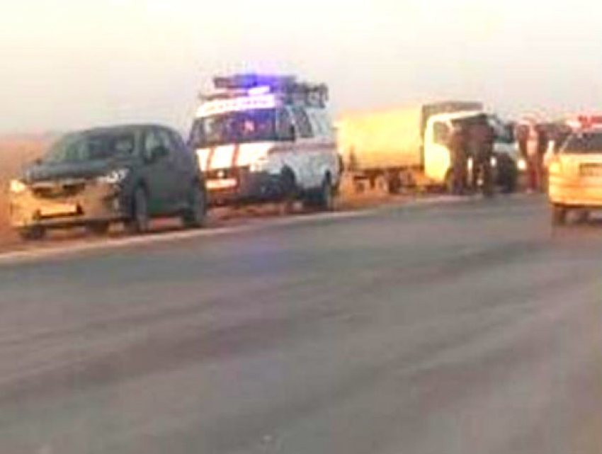 Два человека погибли и трое получили ранения в столкновении иномарки, «Газели» и микроавтобуса на трассе Ростов - Волгодонск