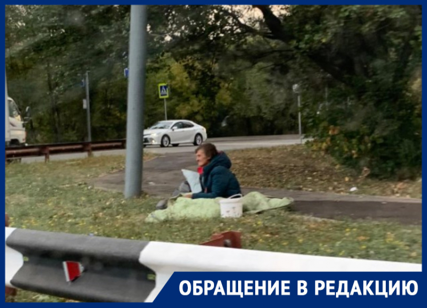 «Ростовчанка замерзает на улице»: люди переживают за бездомную женщину, живущую у дороги 
