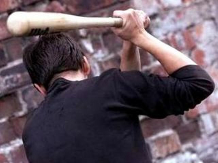 Ростовчанин напал на дядю с палкой и забрал мобильные 