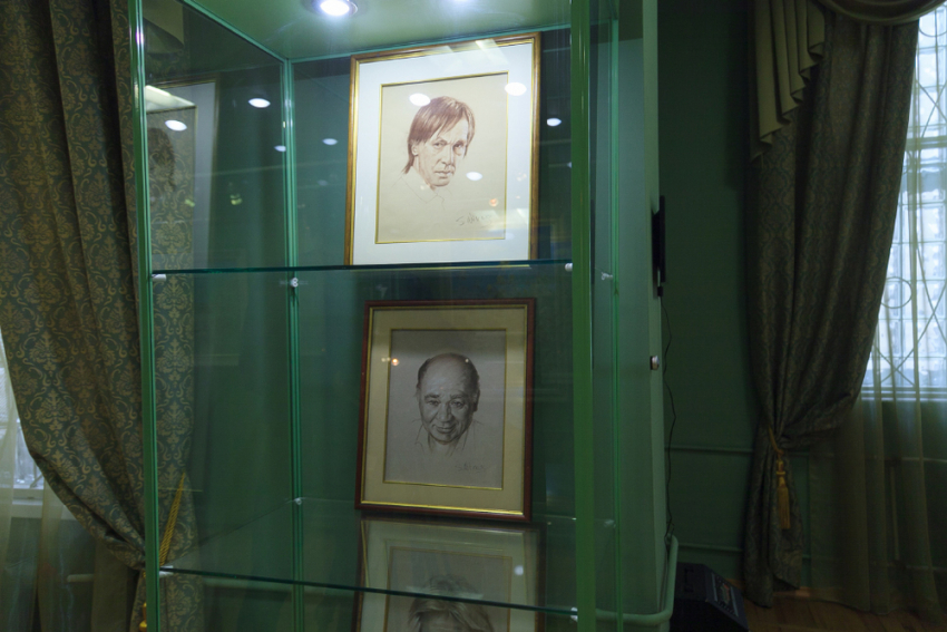 Никас Сафронов подарил три картины Ростову 