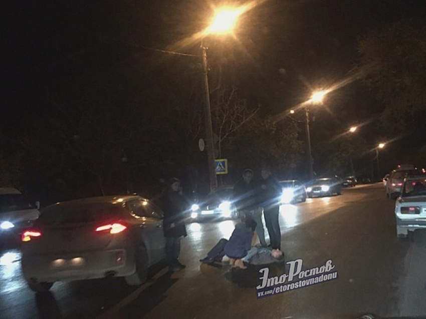 Сбитый машиной парень ожидал скорую помощь лежа на мокрой и холодной дороге в Ростове