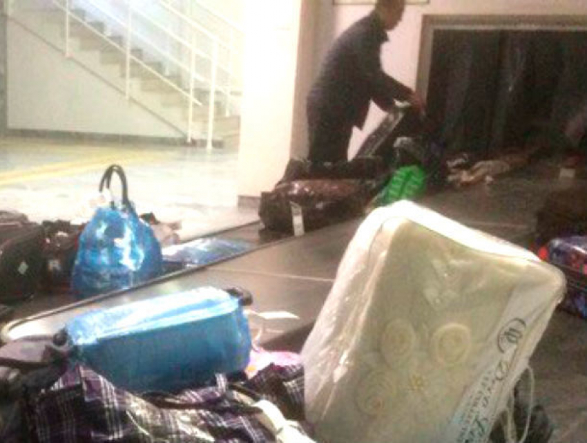 Жуткую «выдачу багажа» в международном терминале аэропорта Ростова высмеяли в соцсетях