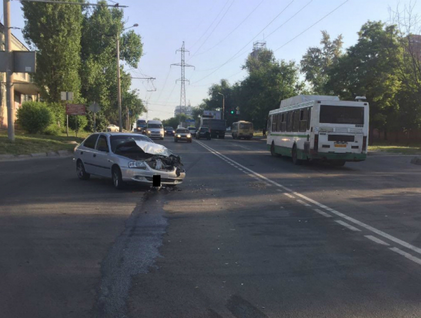 Пьяный водитель автобуса на полном ходу врезался в иномарку в Ростове