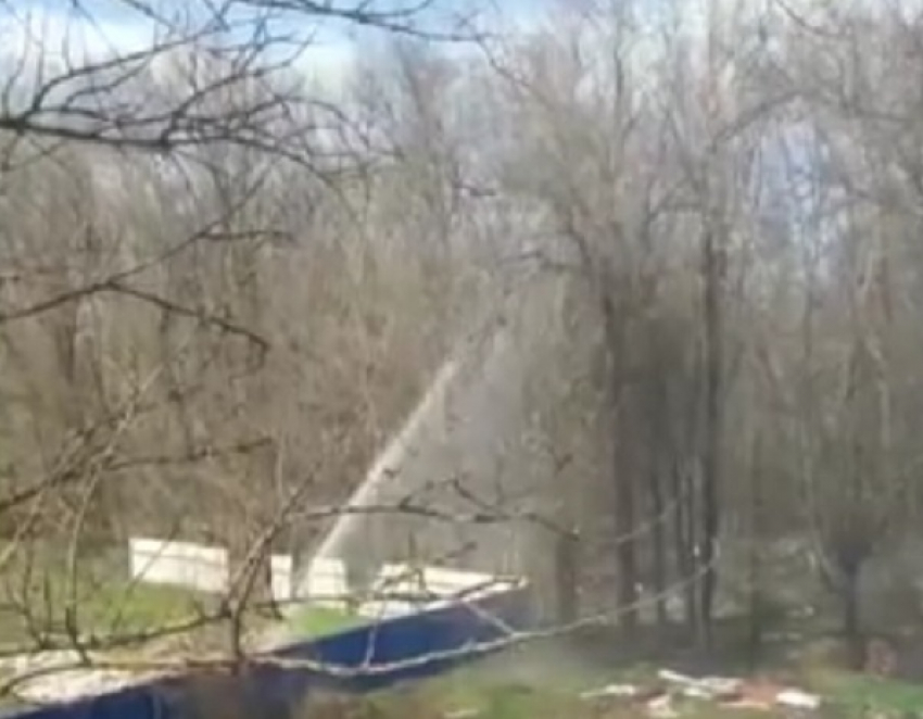 Кривой «коммунальный фонтан» сняли на видео возмущенные жители Ростова
