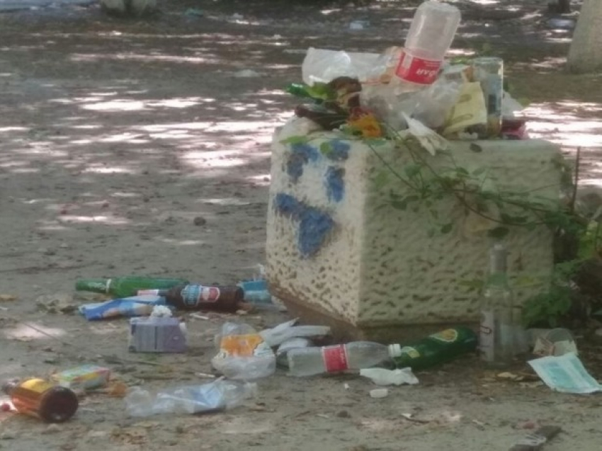 Детскую площадку в Ростове очищают от мусора только перед выборами