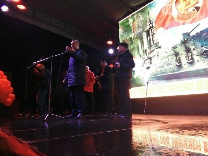 Ростовчанин сделавший капсулу времени 50 лет назад, снова взял ее в руки