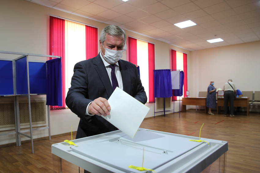 Василий Голубев досрочно проголосовал на выборах