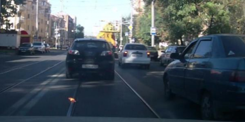 Языки пламени на дороге, исходящие из-под рельс на Горького, обеспокоили ростовчан