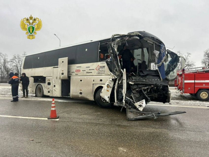 Четыре человека пострадали в ДТП автобуса и бензовоза на трассе М-4 «Дон» в Ростовской области