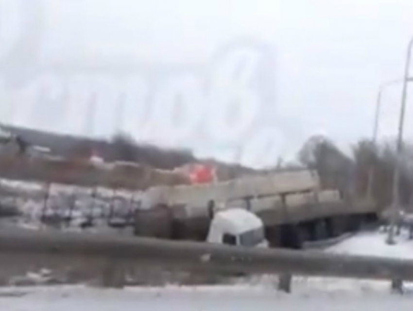 Огромная фура с прицепом слетела с обледеневшей трассы в Ростовской области на видео