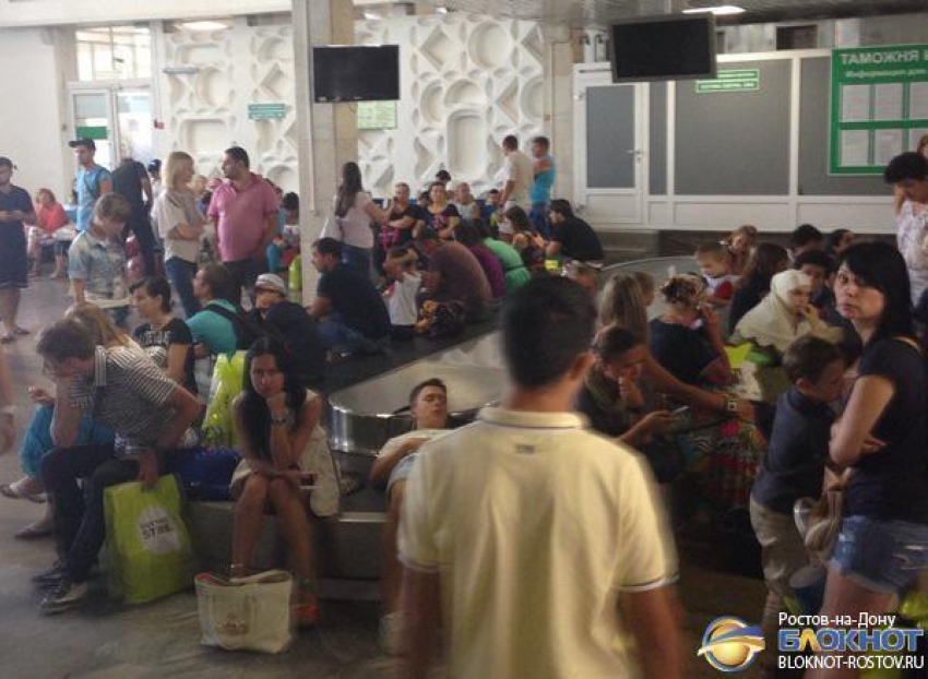 В аэропорту Ростова несколько сотен пассажиров третий час не могут получить багаж