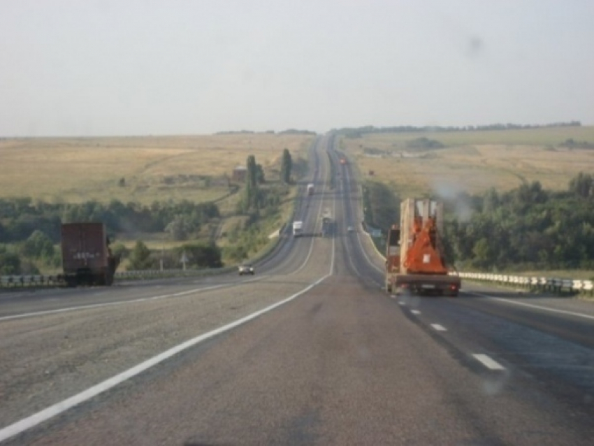 На трассе М-4 в Ростовской области неизвестный водитель насмерть сбил женщину и скрылся 