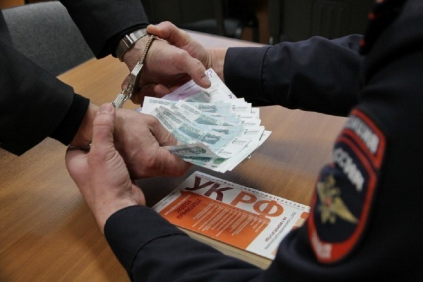 В Батайске майор полиции предлагал местному жителю «замять» дело за 30 тыс. руб.
