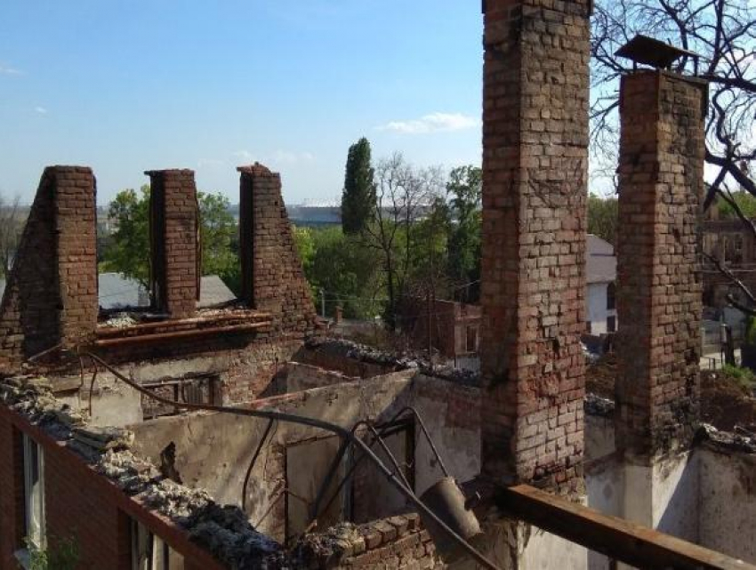 Власти Ростова купили дом погорельцам Театрального спуска и теперь сносят его