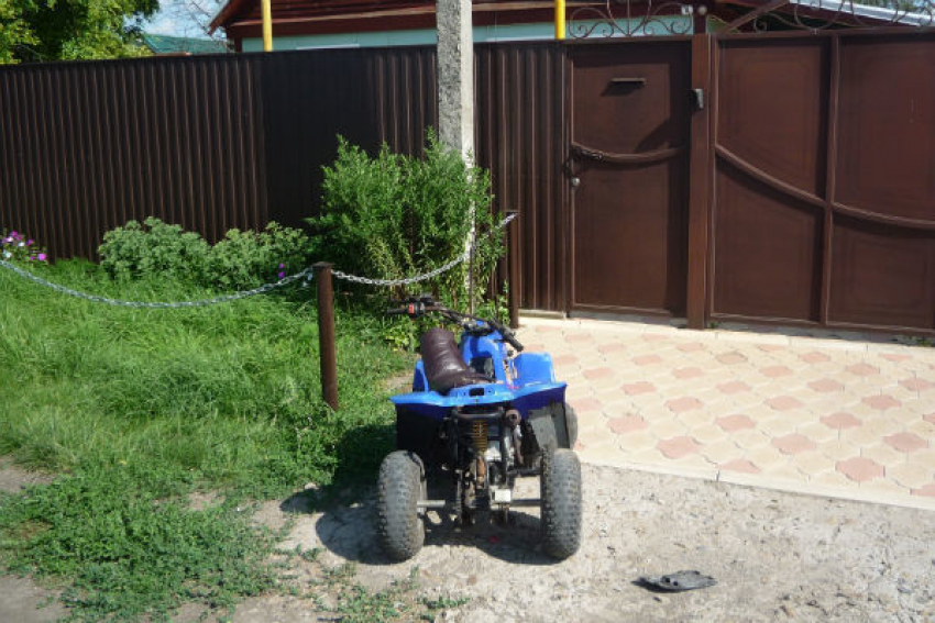 Четырехлетний мальчик разбился насмерть на квадроцикле, катая подругу в Ростовской области