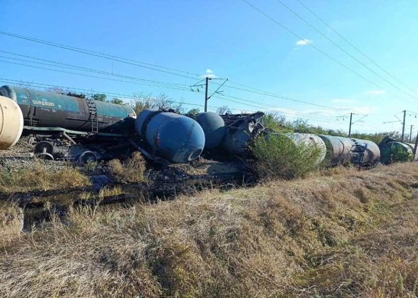 Более 170 железнодорожников восстанавливают пути после схода цистерн в Ростовской области