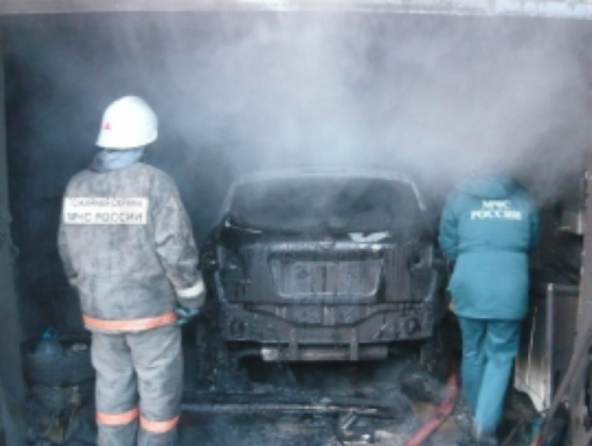 Беспощадное пламя уничтожило станцию техобслуживания вместе с автомобилем в Ростовской области