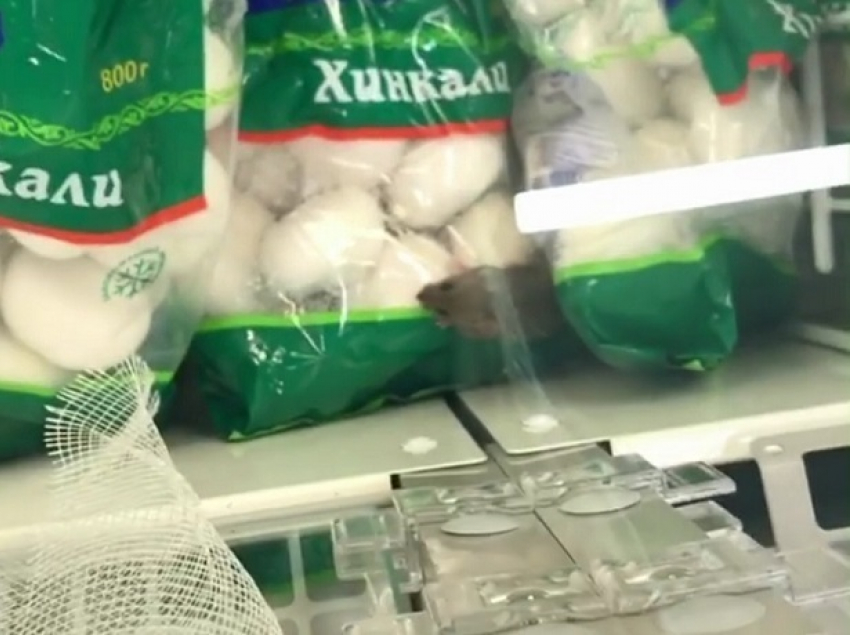 Хинкали с живой довольной мышью в гипермаркете «Лента» ростовские девушки сняли на видео