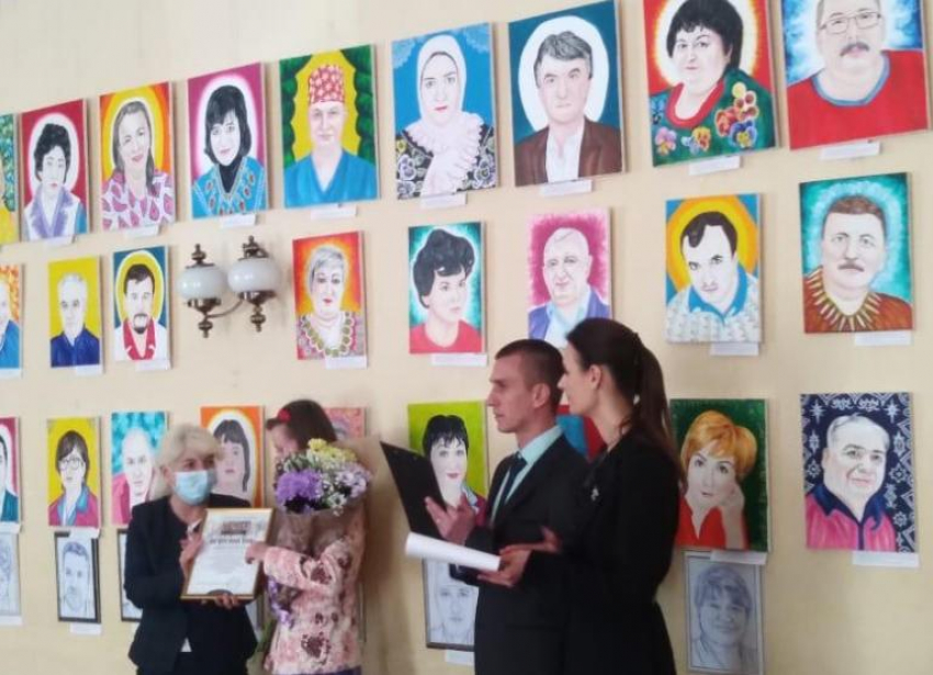 В Ростове открылась выставка портретов медиков, умерших от коронавируса