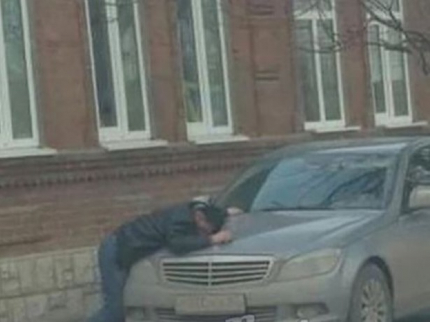 "Плач Ярославны» устроил на припаркованном автомобиле страдалец из Ростова