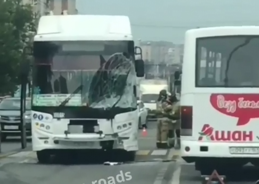 В Ростове два автобуса врезались в инкассаторский фургон