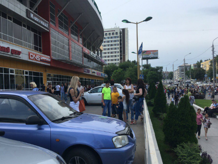 «Взрывоопасная коробка» испортила воскресный шоппинг посетителям торгового центра в Ростове