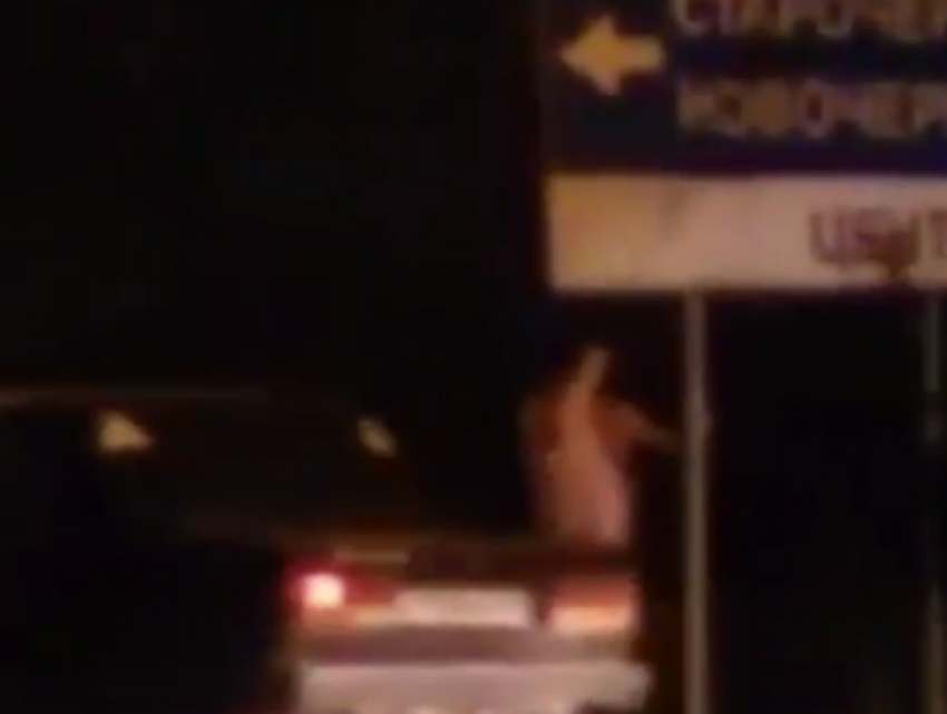 Забавный голый мужчина попытался на видео «обожествить» дорожный указатель в Ростове