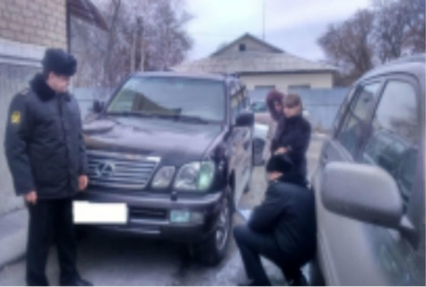 Арест колес и сидения дорого автомобиля вынудил мужчину оплатить моральный вред в Ростовской области