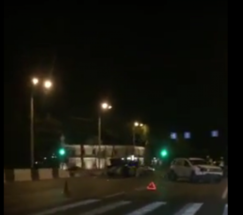 Последствия того, как  в Ростове Mercedes и Infiniti не поделили дорогу, попали на видео 