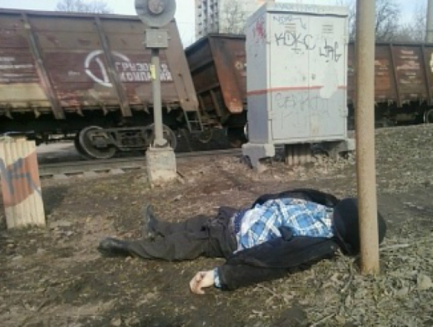 Абсолютно глухой мужчина мучительно погиб под колесами грузового поезда под Ростовом