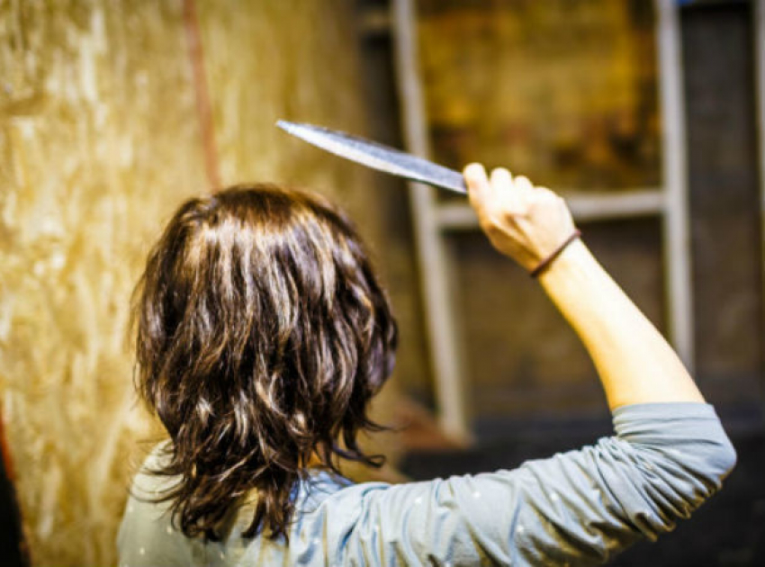 Разъяренная женщина ударила ножом своего любовника в Ростове