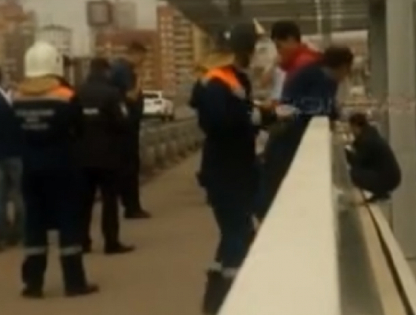 Забравшегося на край Ворошиловского моста «экстремала» отговорили от прыжка ростовские спасатели