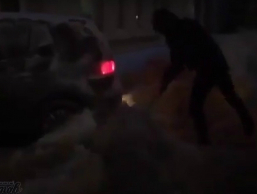 Процесс откапывания иномарки, увязшей по колеса в снегу, жители Ростова сняли на видео