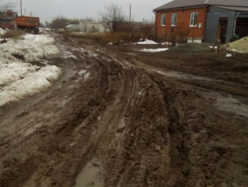 «Ничего мы делать не будем»: власти Константиновска о затянувшемся ремонте убитой дороги
