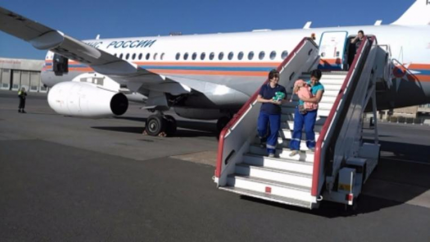 Тяжелобольную новорожденную девочку из Ростова-на-Дону доставили для лечения в Санкт-Петербург 