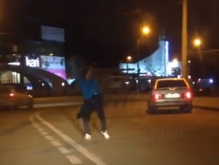Зажигательные танцы веселой «поющей» брюнетки посреди проезжей части Ростова попали на видео