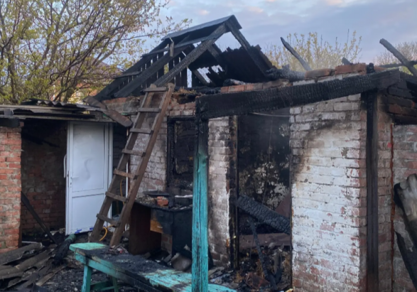Куривший мужчина сжег диван и сам погиб на пожаре в Ростовской области
