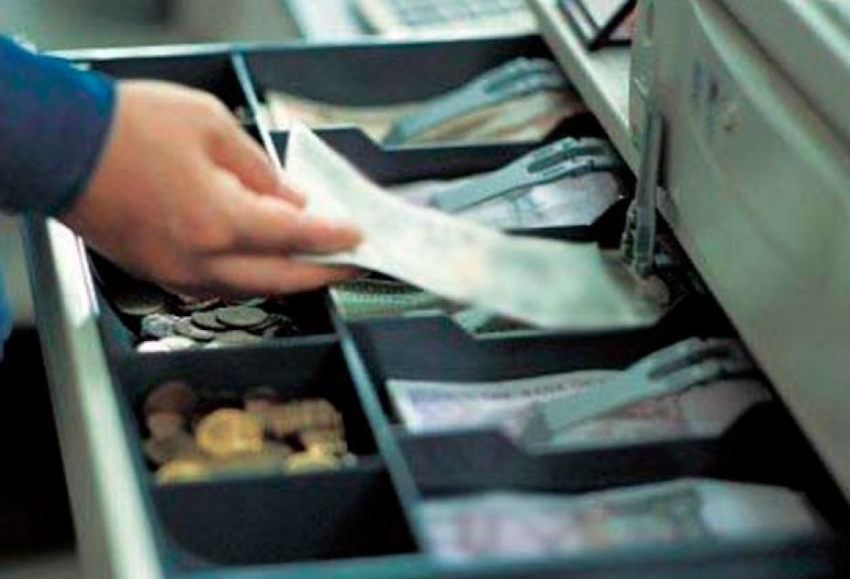 В Ростовской области работница общепита присвоила себе 25 тысяч рублей