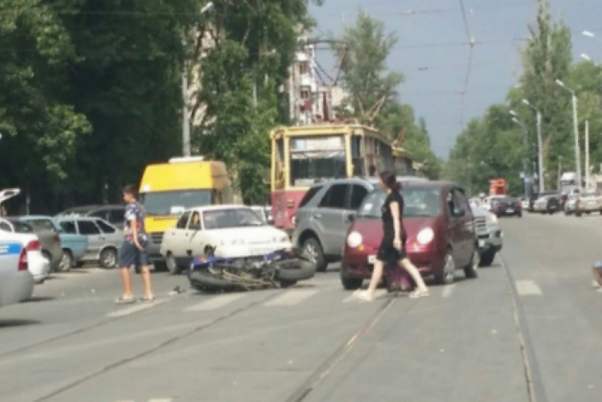 В Ростове на улице Горького столкнулись мотоцикл и Volkswagen Passat: есть пострадавшие