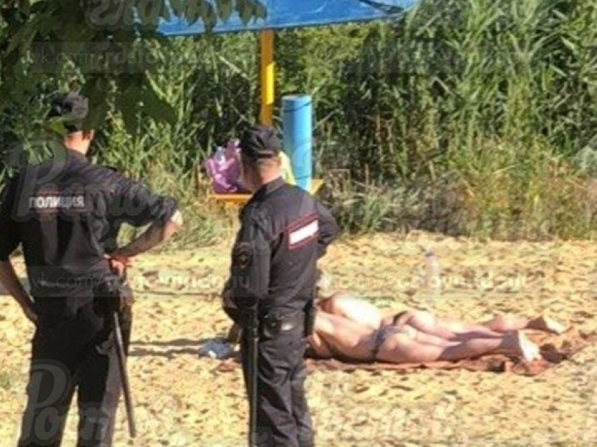Аппетитные загорающие попы загипнотизировали остолбеневших полицейских Ростова