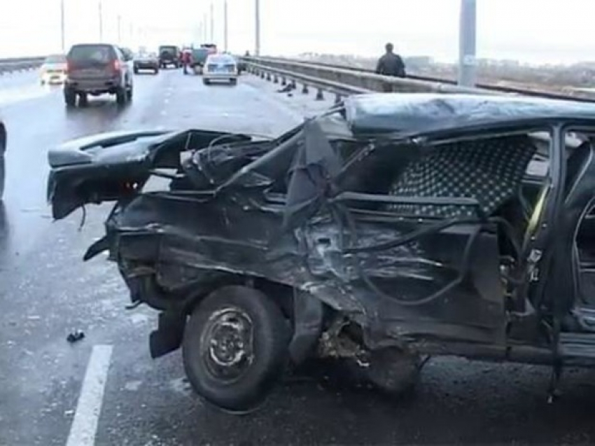 Гибелью пассажира и водителя обернулось страшное ДТП на трассе Ростов - Таганрог
