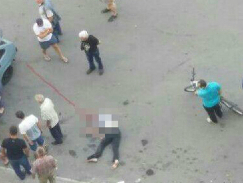 Молодой мужчина мгновенно погиб под колесами легковушки у супермаркета Ростова