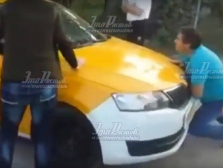Протащивший человека сто метров по асфальту ошалелый таксист в Ростове попал на видео