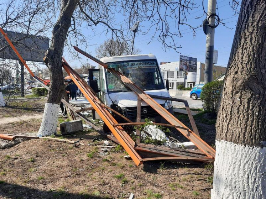 В Ростове маршрутка въехала в остановку